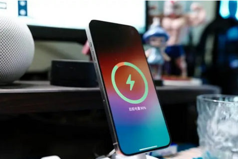 策勒苹果15换屏服务分享用什么充电器给iPhone15充电更好 